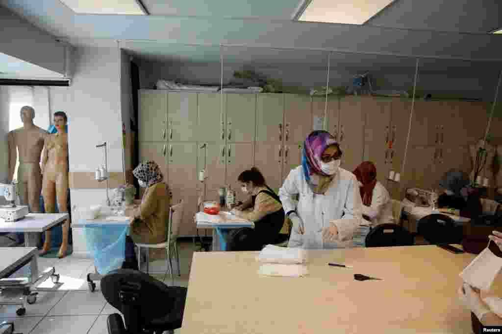 برای کمک به پیشگیری از شیوع ویروس کرونا، شهرداری استانبول در کلاسهای آموزشی به شهروندان طرز دوختن ماسک&zwnj;های محافظتی صورت را آموزش می&zwnj;دهد.