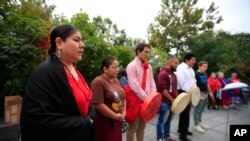 Para perempuan dari suku Indian Amerika berdoa bersama di depan Museum Nasional India Amerika untuk mengenang perempuan-perempuan Indian Amerika dan Alaska yang hilang dan terbunuh, Washington, 11 September 2018. (Foto: AP)