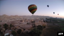 Des montgolfières touristiques flottant à l'aube à travers la Vallée des Rois, près de Louxor, Egypte, 15 novembre 2007.