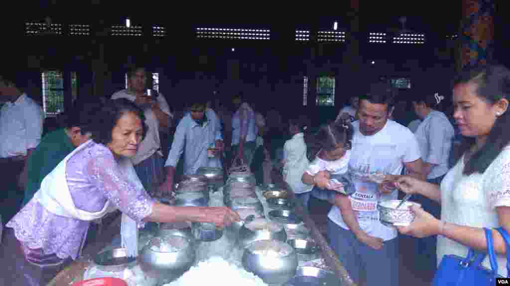 ពុទ្ធសាសនិកធ្វើការរាប់បាត្រ នៅវត្តសុវណ្ណគីរីរតនៈភ្នំប្រុស (ហៅវត្តភ្នំប្រុស) ក្នុងស្រុកកំពង់សៀម ខេត្តកំពង់ចាម នៅថ្ងៃភ្ជុំបិណ្ឌ កាលពីថ្ងៃទី០១ ខែតុលា ឆ្នាំ២០១៦។ (ប៊ុន ប៉េងហ៊ុយ/VOA)
