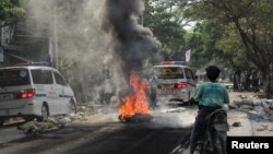 A fire burns on the street during a protest against the military coup, in Mandalay, Myanmar April 1, 2021. REUTERS/Stringer