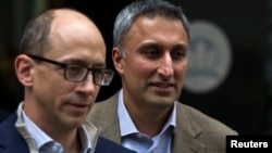 Dick Costolo (L), chief executive of Twitter, and the company's chief financial officer Mike Gupta leave JP Morgan headquarters after a meeting before the firm's IPO in New York, Oct. 25, 2013. 