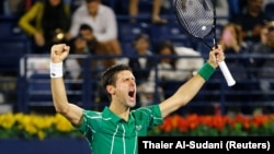 Novak Đoković proslavlja pobedu nad Gaelom Monfisom u polufinalu turnira u Dubaiju (Foto: Reuters/Thaier Al-Sudani) 