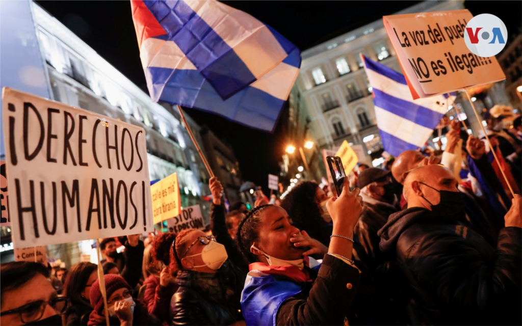 Miembros de la comunidad cubana protestan desde Madrid, España. Noviembre 15 de 2021. Foto: Reuters