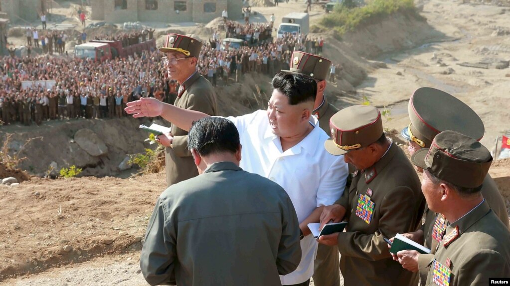 지난 2015년 9월 북한 김정은 국무위원장이 라선시 수해 복구 현장을 방문했다고 북한 관영 조선중앙통신이 보도했다. (자료사진)