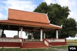 សាលា​បុណ្យ​នៅ​ទួល​ពោធិ៍​ជ្រៃ ស្រុក​កណ្តៀង ខេត្ត​ពោធិ៍សាត់ ដើម្បី​រំឭក​ដល់​វិញ្ញាណក្ខន្ធ​អ្នក​ដែល​ត្រូវ​បាន​សម្លាប់​ក្នុង​របប​ខ្មែរ​ក្រហម។ (ស៊ុន ណារិន/វីអូអេ)