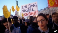 Ribuan warga melakukan aksi unjuk rasa untuk menentang sentimen anti-semit di Paris, Perancis, Selasa (20/2). 
