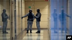 Security officers standing guard at the Alexei Navalny's Foundation for Fighting Corruption office in Moscow, Russia, Thursday, Nov. 5, 2020. (AP Photo/Pavel Golovkin)