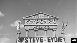 Un clásico anuncio del Ceaser Palace de Las Vegas sobre la actuación de Eydie y Steve.