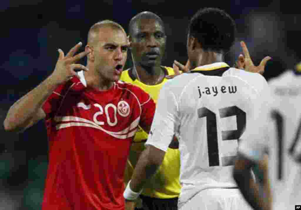 Tunisia's Aymen Abdennour (L) argues with Ghana's Jordan Ayew during their African Nations Cup quarter-final soccer match against Ghana at Franceville stadium February 5, 2012.