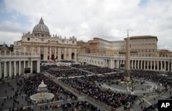 La Plaza de San Pedro en el Vaticano, llena de peregrinos el Domingo de Ramos, 14 de abril de 2019. (AP Foto)