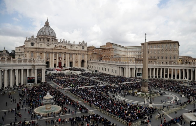 La Plaza de San Pedro en el Vaticano, llena de peregrinos el Domingo de Ramos, 14 de abril de 2019. (AP Foto)