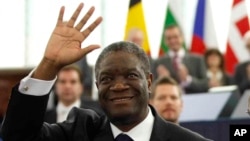 Dr Denis Mukwege, le chirurgien congolais qui répare les femmes reçoit le prix Sakharov 2014 au parlement européen, à Strasbourg, France, 26 novembre 2014.