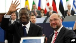 Dr Denis Mukwege, à droite, reçoit le Prix Sakharov du Parlement européen, 26 novembre 2014