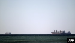 지난 2012년 페르시아만 입구에 있는 호르무즈 해협에서 유조선이 보인다. (자료사진)
