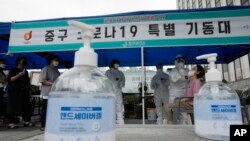 한국 서울 중구의 신종 코로나바이러스 감염증 검사 시설에서 주민들이 줄지어 차례를 기다리고 있다.