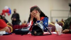 Reaksi Loretta Oakes, seorang pendukung Presiden Donald Trump, ketika melihat hasil suara memenangkan Joe Biden, capres dari Partai Demokrat, di Las Vegas, Selasa, 3 November 2020. (Foto: AP)