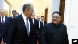 Министр иностранных дел России Сергей Лавров и лидер Северной Корей Ким Чен Ын. Пхеньян. 31 мая 2018 г.