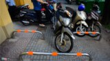 Cơ quan quản lý đô thị tại Sài Gòn cho lắp rào chắn ở vỉa hè để ngăn không cho xe gắn máy leo lên lề đường.