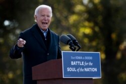 Capres Demokrat, Joe Biden berbicara dalam acara kampanye di Des Moines, Iowa Jumat (30/10).