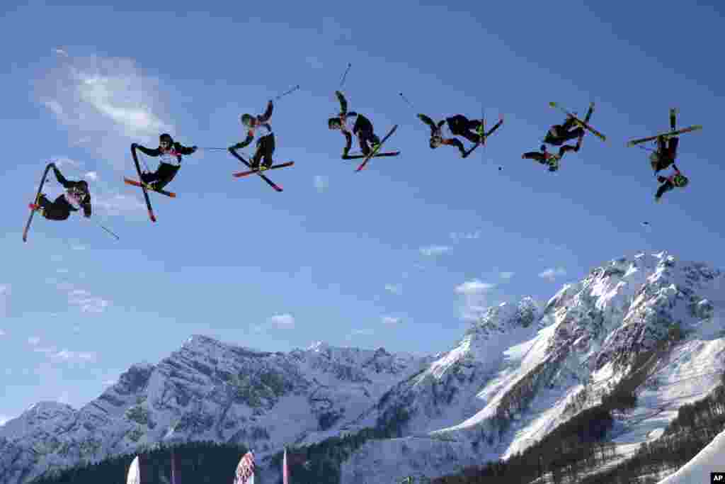 Uma imagem múltipla do salto do atleta finlandês Antti Ollila para as qualificações do slopestyle Parque Rosa Khutor Extreme, Jogos Olímpicos de Inverno, Sochi 2014, Fev. 13, 2014.