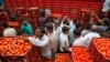 ရောင်းဝယ်ဖောက်ကားသူတွေနဲ့စည်ကားနတေဲ့ အိန္ဒိယနိုင်ငံမြောက်ပိုင်းက Chandigarh မြို့ သစ်သီးဝလံဈေးတခု (ဓာတ်ပုံ - Reuters)
