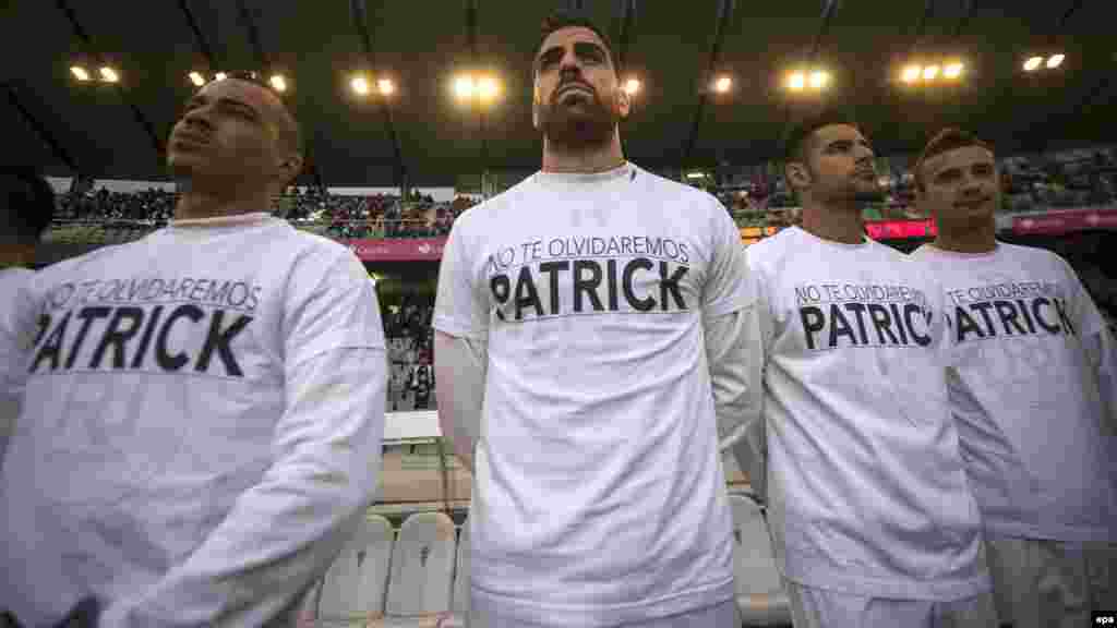 Les joueurs de Cordoba FC rendent un hommage à son ancien coéquipier Patrick Claude Ekeng au stade de Cordoue, en Andalousie, Espagne le 8 mai 2016. epa/RAFA ALCAIDE