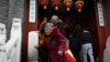 中国江苏老年人前往如皋市的一个寺庙参拜。（2021年3月31日）