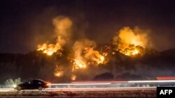 6일 미국 캘리포니아주 카시타스스프링스 남부 도로에서 강풍을 더욱 악화되고 있는 산불 피해 현장이 보인다.