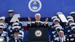 El vicepresidente Joseph Biden habla en la Academia de la Fuerza Aérea en Colorado.