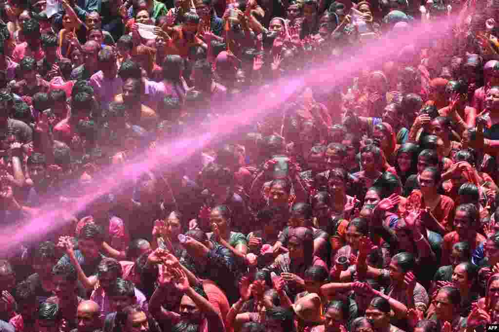 인도 아마다바드 사원에서&nbsp;겨울이 끝나고 봄이 온 것을 축하하는 &#39;홀리(Holi)&#39; 축제가 열린 가운데 힌두교 신자들 머리 위로 분홍색 물 대포가 발사되고 있다.