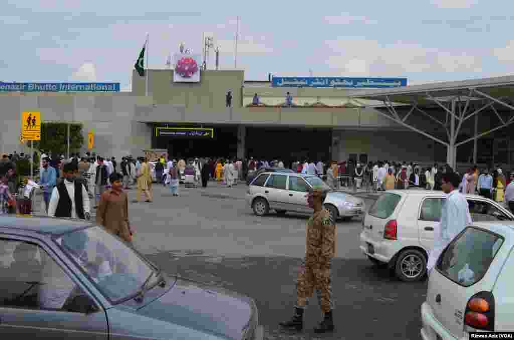 قومی فضائی کمپنی "پی آئی اے" کے ایک خصوصی طیارے کے ذریعے یہ پرواز دن ایک بج کر 35 منٹ پر اسلام آباد پہنچی۔