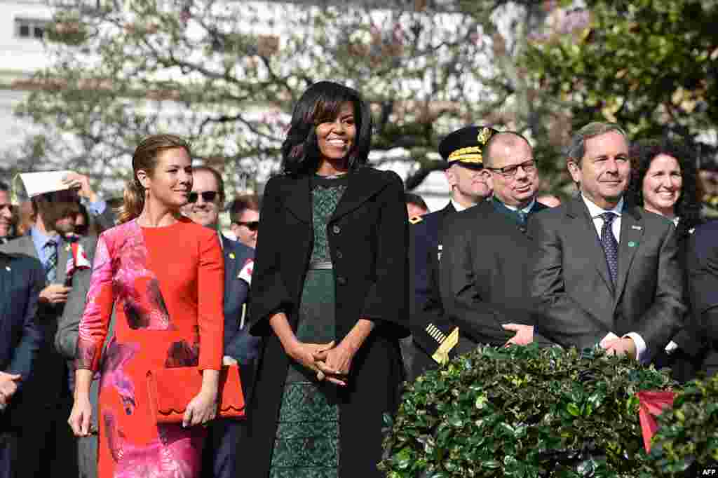 Canadian First Lady Sophie Gregoire-Trudeau and US First Lady Michell Obama watch, as US President Barack Obama and Canada's Prime Minister Justin Trudeau take part in a welcome ceremony, March 10, 2016.