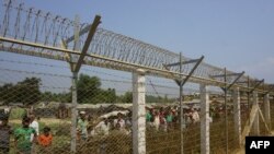မြန်မာနိုင်ငံ၊ မောင်တောမြို့နဲ့ကပ်လျက် ဘင်္ဂလားဒေ့ရှ်ဘက်ခြမ်းက ရိုဟင်ဂျာဒုက္ခသည်များ။ (မတ် ၁၈၊ ၂၀၂၂)  