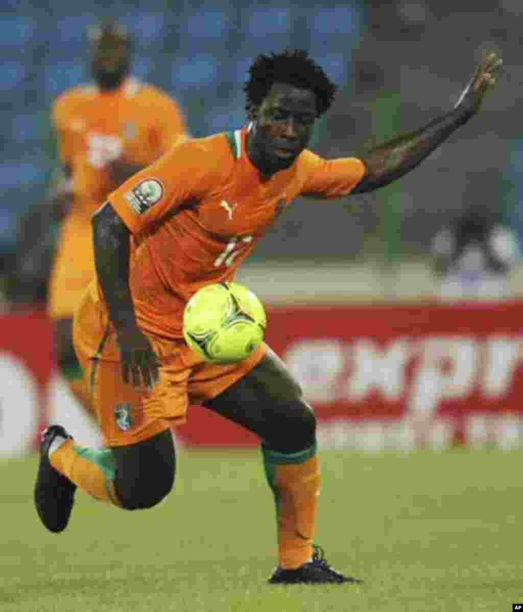 Wilfried Bony of Ivory Coast controls the ball during their African Nations Cup soccer match against Angola in Malabo January 30, 2012.