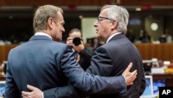 Donald Tusk, presidente del Consejo Europeo, izquierda, conversa con Jean-Claude Juncker durante converaciones en Bruselas, este viernes.