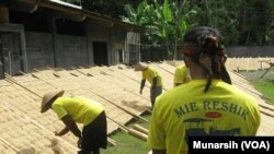 Proses pengeringan mie Lethek umumnya masih dilakukan dengan cara menjemur di bawah terik matahari. (Foto: VOA/Munarsih)