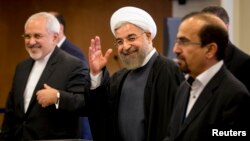 Presiden Iran Hassan Rouhani (tengah) melambaikan tangannya kepada media setibanya di kantor PBB untuk menghadiri pertemuan KTT Perubahan Iklim (23/9).