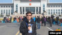 美國之音記者東方在濟南現場報導薄熙來二審