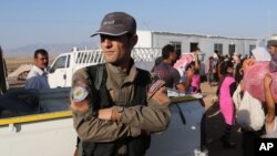 Un combattant kurd au camp de Nowruz en Syrie (AP) 