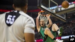 Kelly Olynyk des Boston Celtics à Mexico City, le 4 décembre 2015. (AP Photo/Rebecca Blackwell)