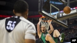 Kelly Olynyk des Boston Celtics en plein dunk, décembre 2015.