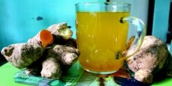 Jamu tradisional dari bahan empon-empon (Foto: VOA/ Petrus Riski).