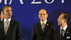 美國總統奧巴馬(左起)﹐緬甸總統吳登盛曾經在11月19號在印尼巴厘島召開的東盟首腦會議期間見面﹐當時中國總理溫家寶亦有出席。