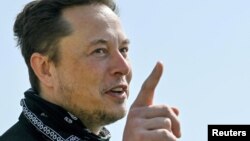 Le PDG de Tesla, Elon Musk, visite le chantier de construction de la Gigafactory de Tesla à Gruenheide près de Berlin, en Allemagne, le 13 août 2021.