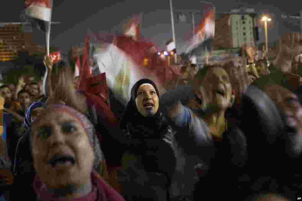 Təhrir Meydanında misirli qadınlar prezident Məhəmməd Morsiyə qarşı şüarlar qışqırırlar.&nbsp; 27 iyun, 2013.