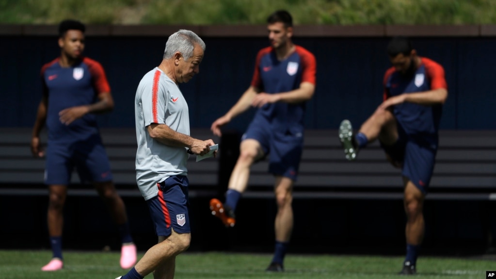 En esta foto de archivo, el entrenador del equipo de EE.UU., Dave Sarachan, en un entrenamiento en la Universidad de Pensilvania, en Filadelfia, el 23 de mayo del 2018. 