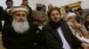 مولانا سمیع الحق (راست) نماینده گروه طالبان در کنار عرفان صدیقی نماینده دولت پاکستان، در حال قرائت بیانیه مشترک گفتگوها 