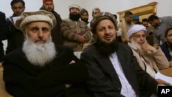 Các đại diện của phe Taliban (từ trái): Ibrahim Khan, Maulana Yousaf Shah và Maulana Abdul Aziz trong một cuộc họp báo ở Islamabad.