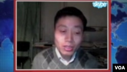 Chinese filmmaker Du Bin speaking to VOA's Mandarin Service via Skype (file photo)